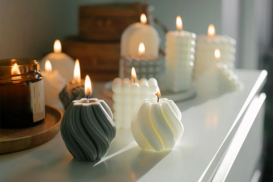 Candele decorative di design dalle forme geometriche eleganti per interni