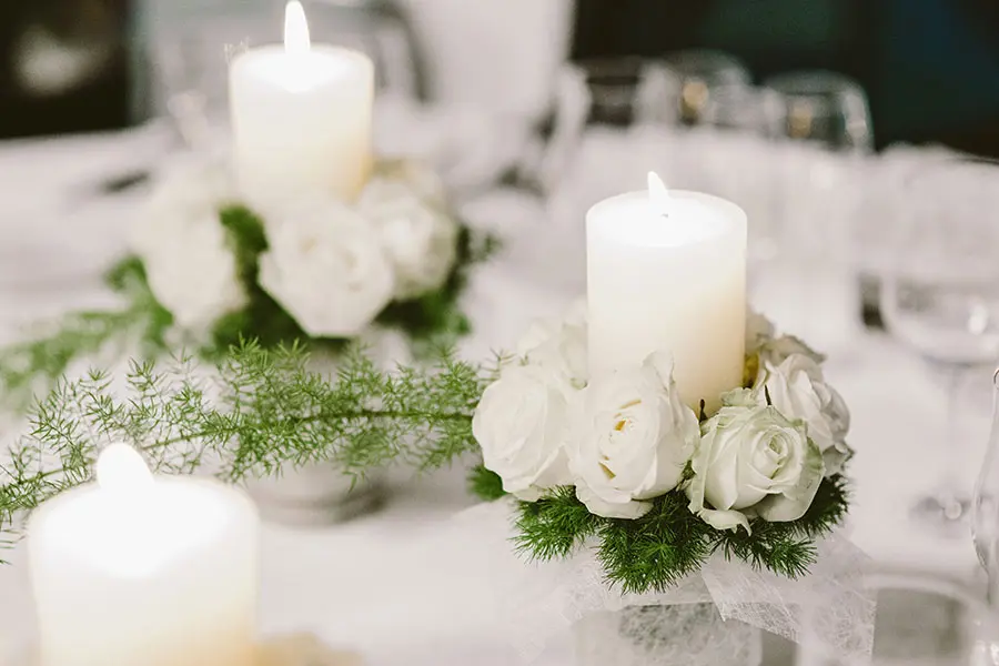 Allestimento scenografico con candele per matrimoni feste ed eventi eleganti