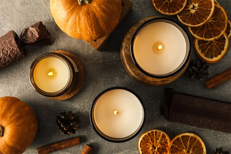 Esempio di candele profumate aromatiche accese in un centro benessere