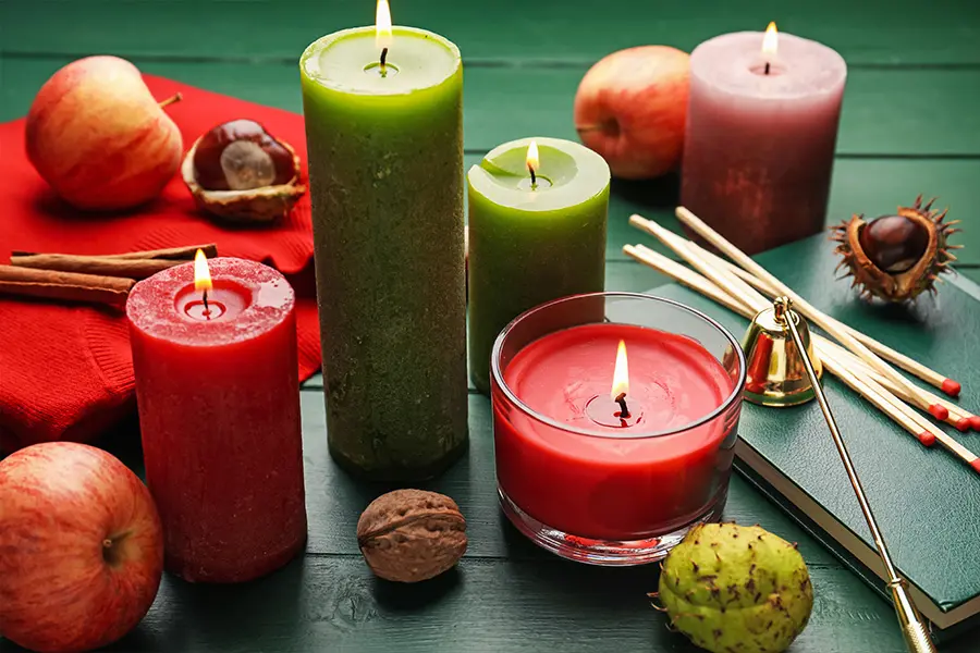 Candela profumata in contenitore di ceramica posizionata su una consolle elegante con decorazioni minimal